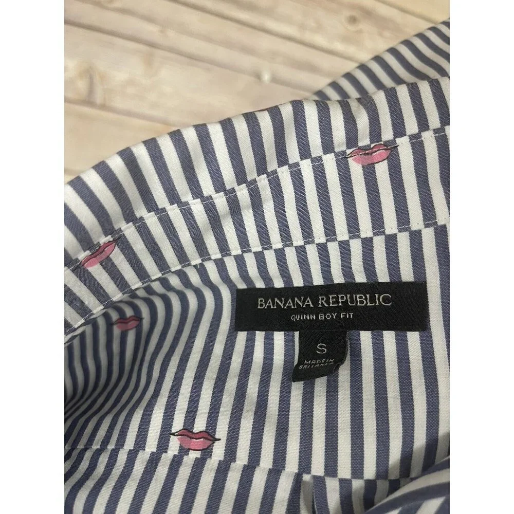 Banana Republic Small Quinn Boy Fit Button Up Striped Lip Print Blouse Blue Pink - Picture 10 of 11